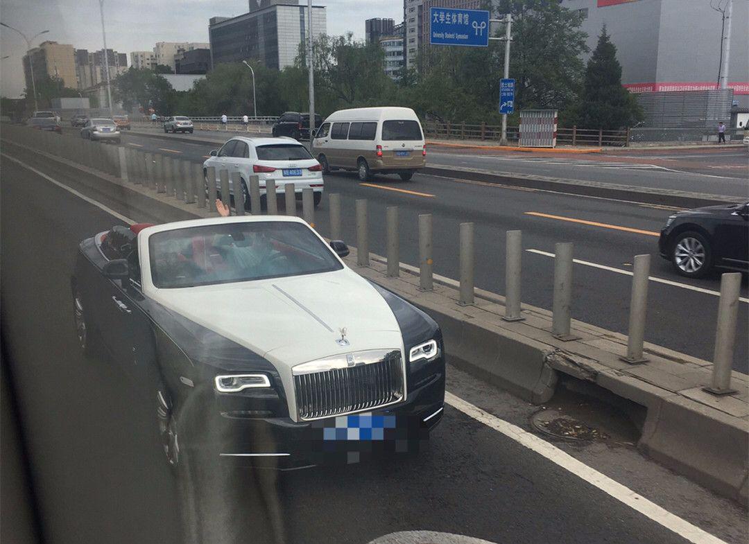 贾乃亮开600万曜影被偶遇,还开着敞篷,一公交车的人在喊他