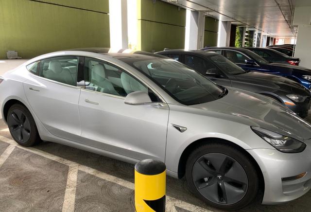 听说这个颜色的Model 3已经绝版了,选配也取消