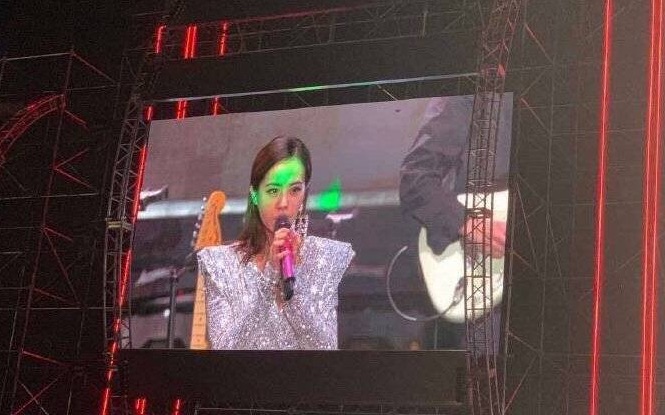 蔡依林演唱会上被激光笔照双眼。