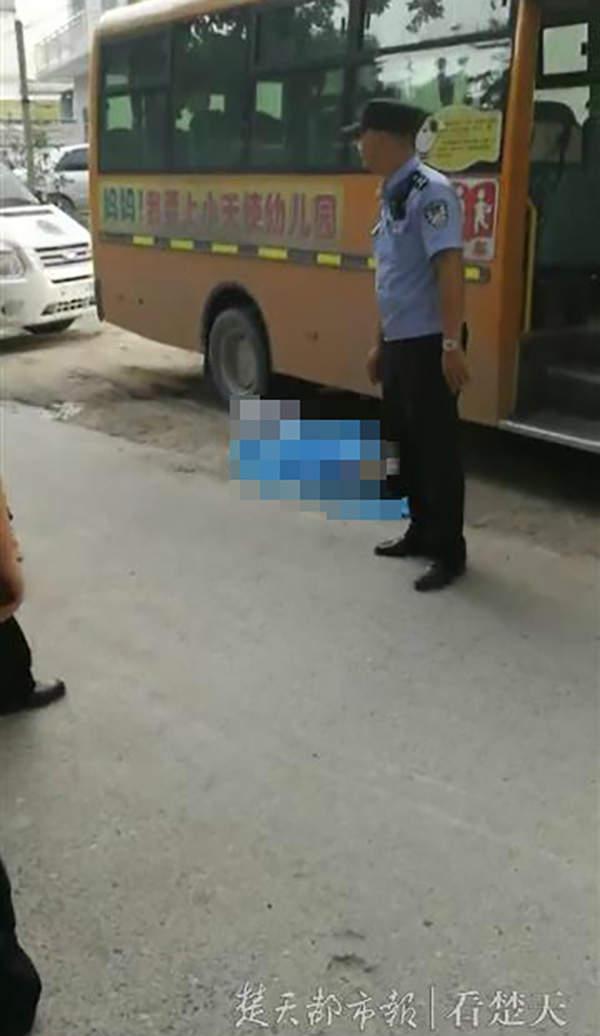 3岁半女童被遗落校车身亡:校方正与家属商讨赔偿