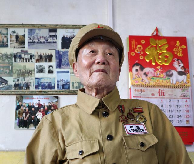 独家图片:95岁老英雄张富清影像纪录