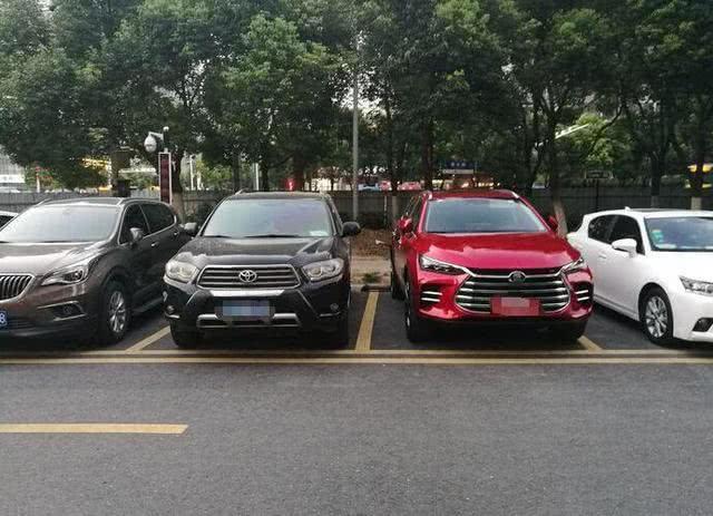 看看跟比亚迪唐停一起的豪车,仅霸道招架得住,网友:难怪能火!