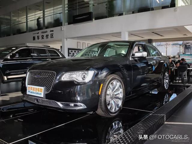 克莱斯勒300C实拍,气场不输BBA,优惠10万却无人问津!