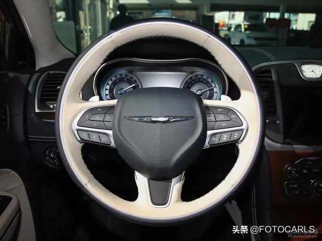 克莱斯勒300C实拍,气场不输BBA,优惠10万却无人问津!