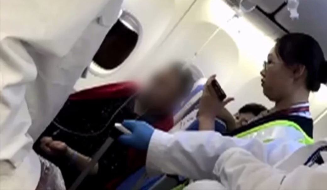 疑因乘客打点滴机长拒绝起飞 昆航客服：因公司原因延误