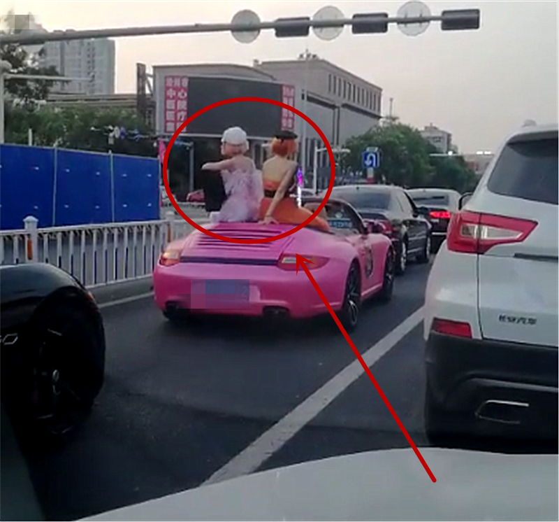 133万保时捷911现沧州，全车“粉色”很骚气，但亮点是车上两女子