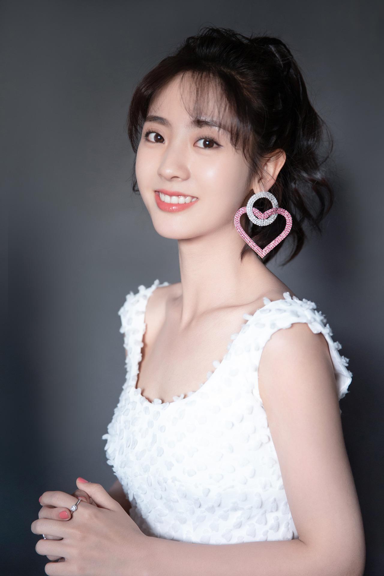 邢菲仙范儿白裙出席时尚活动清凉装扮走红毯蜂腰吸睛9p