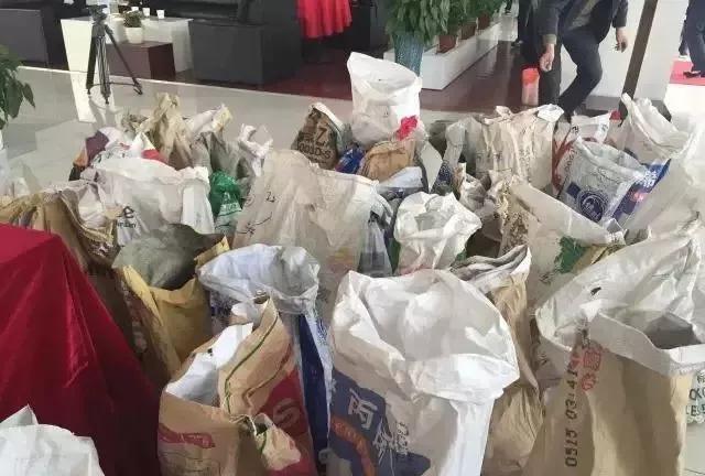 江阴任性哥背三吨硬币买车 4S店：两年前就曾背50多麻袋硬币购车