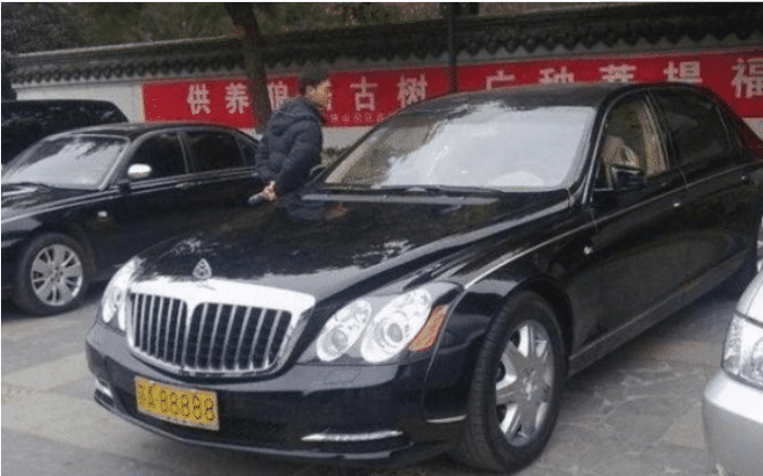 货车司机抽中苏A88888,两年后,竟然装到了一辆迈巴赫62S上