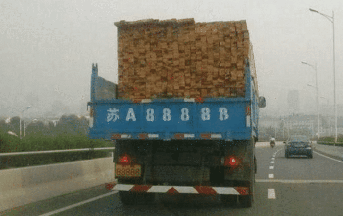 货车司机抽中苏A88888,两年后,竟然装到了一辆迈巴赫62S上