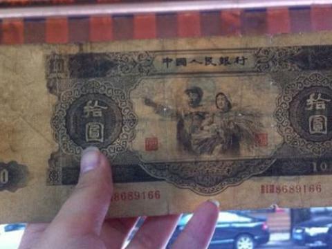 村民老宅发现一张旧纸币，价值十万，银行：已停止流通，强制回收