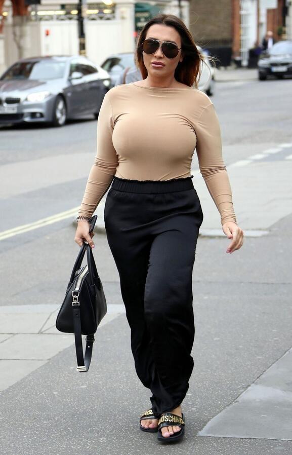 女星劳伦·古杰现身伦敦街头，她有一种特别的魅力