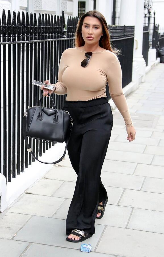 女星劳伦·古杰现身伦敦街头，她有一种特别的魅力