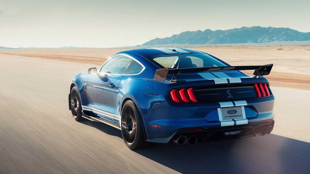 福特野马眼镜蛇GT500,福特野马谢尔比GT500 福特野马顶级车型shelby gt500超700马力!眼镜蛇真的很野!
