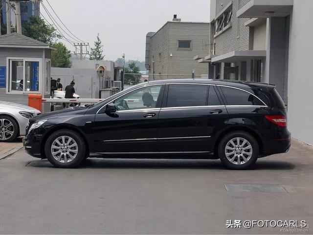 实拍奔驰R级R320臻藏版,售价61.8万,奔驰最失败的车?