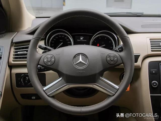 实拍奔驰R级R320臻藏版,售价61.8万,奔驰最失败的车?