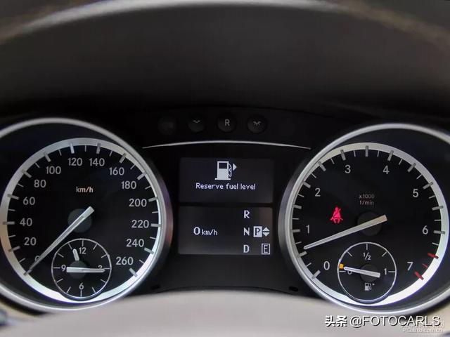 实拍奔驰R级R320臻藏版,售价61.8万,奔驰最失败的车?