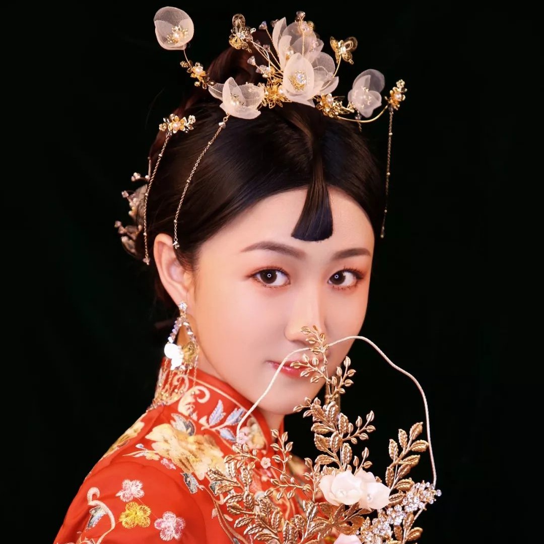 回眸一笑百媚生，中式新娘造型可以展现新娘的温婉与妩媚