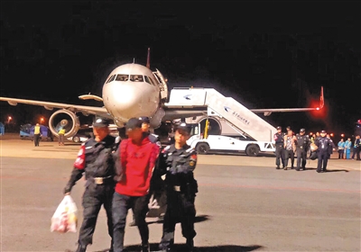 　　3月26日，邢臺警方在南京機場將網貸公司團伙抓獲。