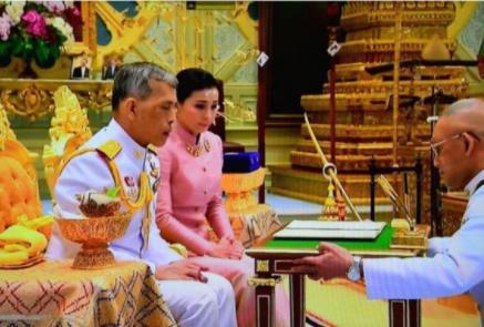 41岁泰国新王后多不易，平辈行礼时必须侧跪回礼，礼节繁多坐不安