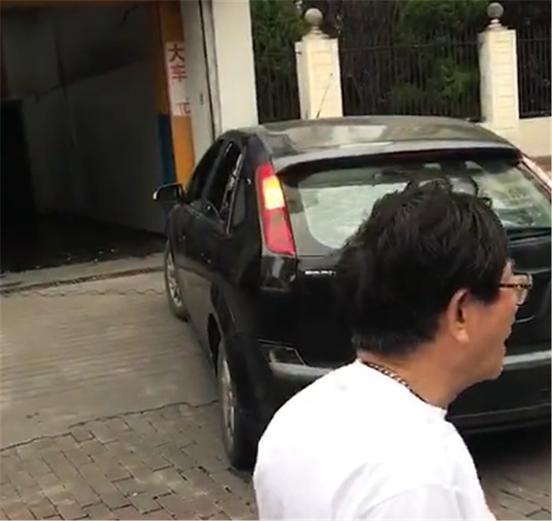 最“贵”福特现上海,车价9万,单单车牌就值240万,牌比车还贵