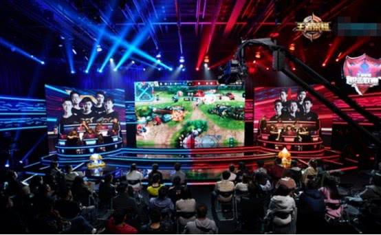 王者荣耀：KPL选手都用的什么手机？梦泪：以前连微信都不能装