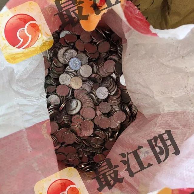 见识下“数钱数到手抽筋”！男子背81麻袋硬币买车，3年前也曾背50多袋钱买车