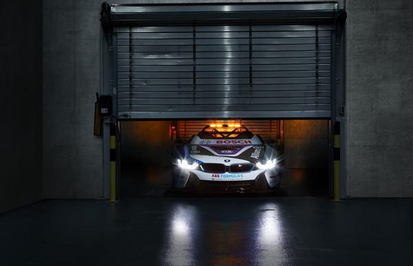 BMW i8敞篷跑车化身电动方程式安全车 超帅彩绘摩纳哥站亮相