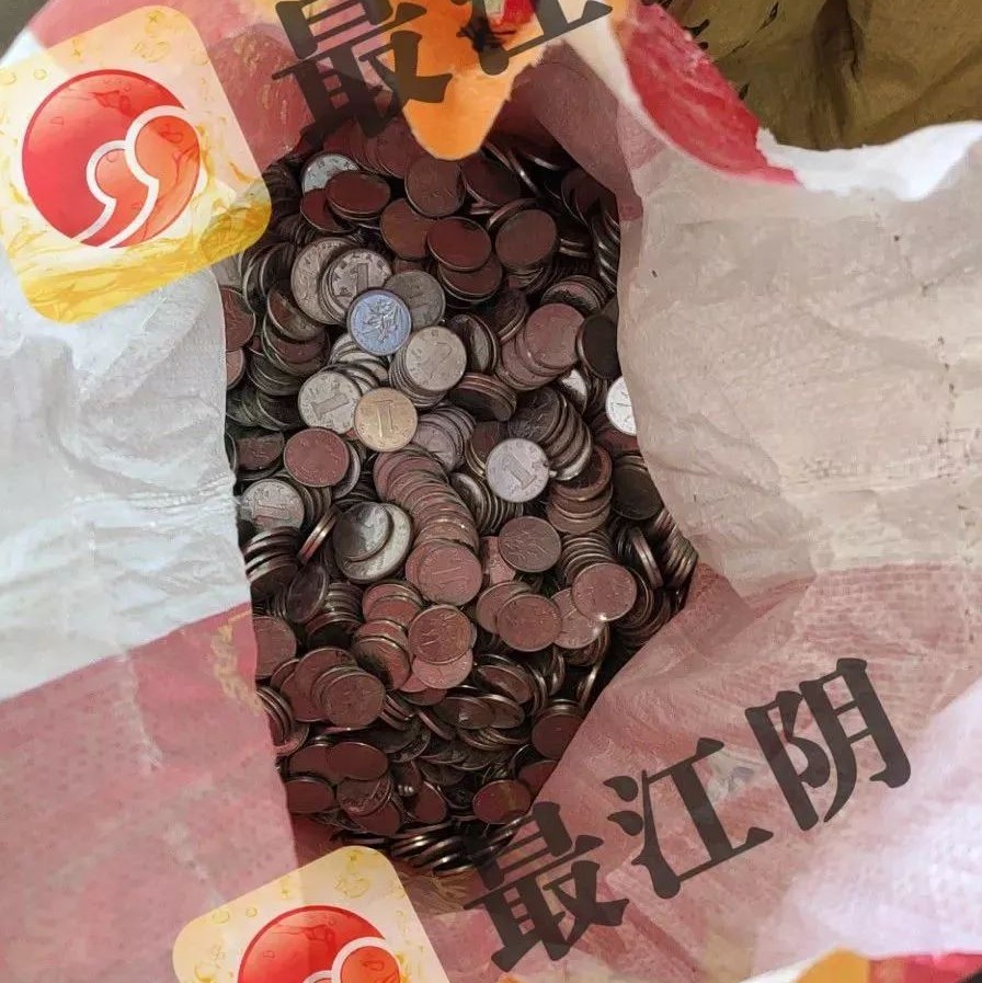 见识下“数钱数到手抽筋”！男子背81麻袋硬币买车，3年前也曾背50多袋钱买车