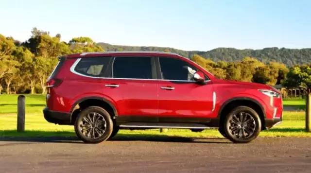 这两款10万级别SUV,挡住车标,别人以为20万