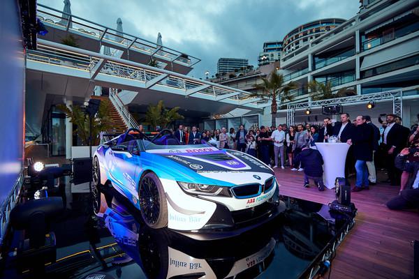 BMW i8敞篷跑车化身电动方程式安全车 超帅彩绘摩纳哥站亮相