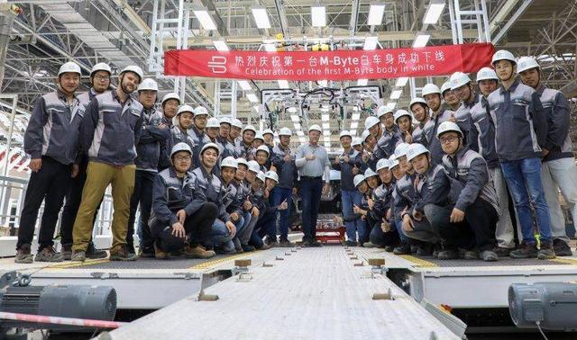 48英寸大屏梦想即将实现,拜腾第一台白车身下线