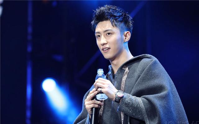 让人疯狂的男星,邓伦臂力超强 白敬亭肌肉型男