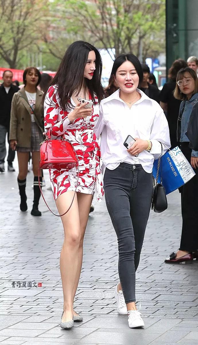 街拍：穿短裙搭配平底鞋，美女天然去雕饰