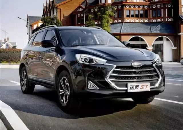 这两款10万级别SUV,挡住车标,别人以为20万