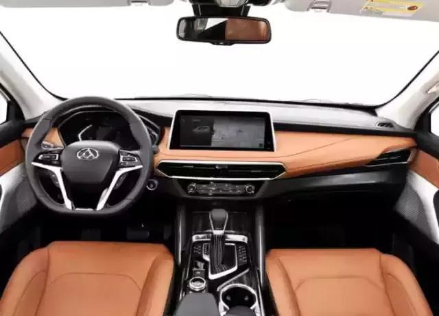 这两款10万级别SUV,挡住车标,别人以为20万