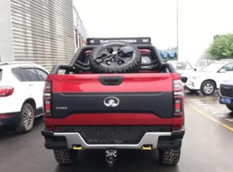 长城炮皮卡进店，外观过于“嚣张”！原车出厂带一把工兵铲