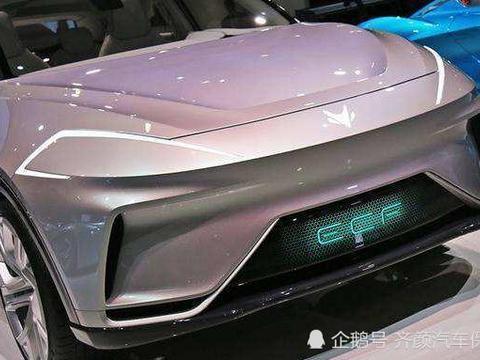 北汽电动SUV，封闭式前格栅＋贯穿式尾灯组，配10个安全气囊