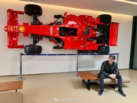 陈若仪和林志颖一起参加新车发布会，妈咪和跑车合影