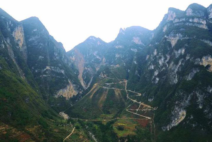 重庆巫山下庄村,藏在深山里的世外桃源,还有天坑上的绝壁公路!