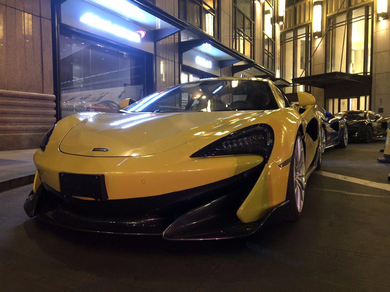 迈凯伦600LT,起步价不到300万,上街就是一块磁铁