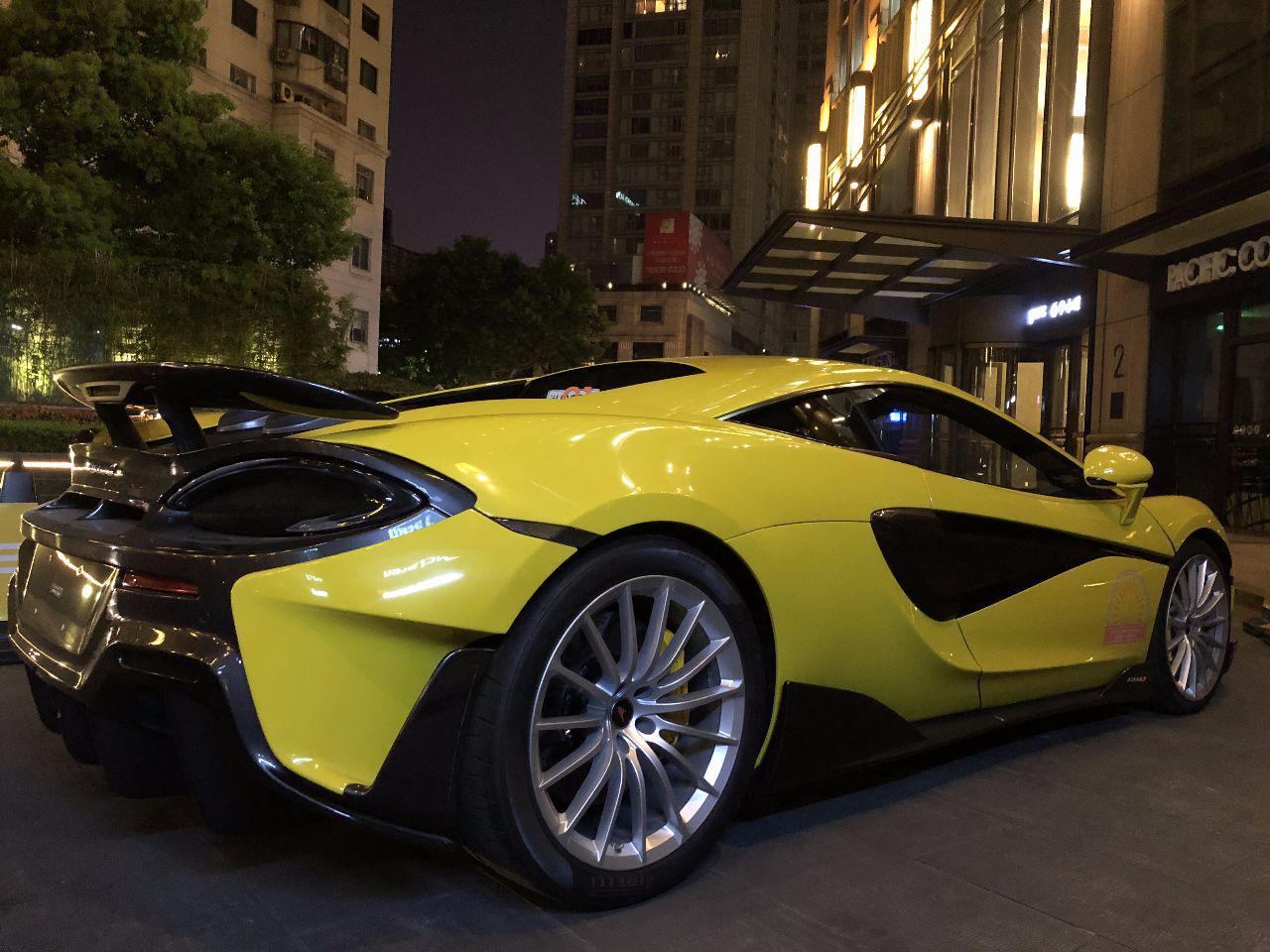迈凯伦600LT,起步价不到300万,上街就是一块磁铁