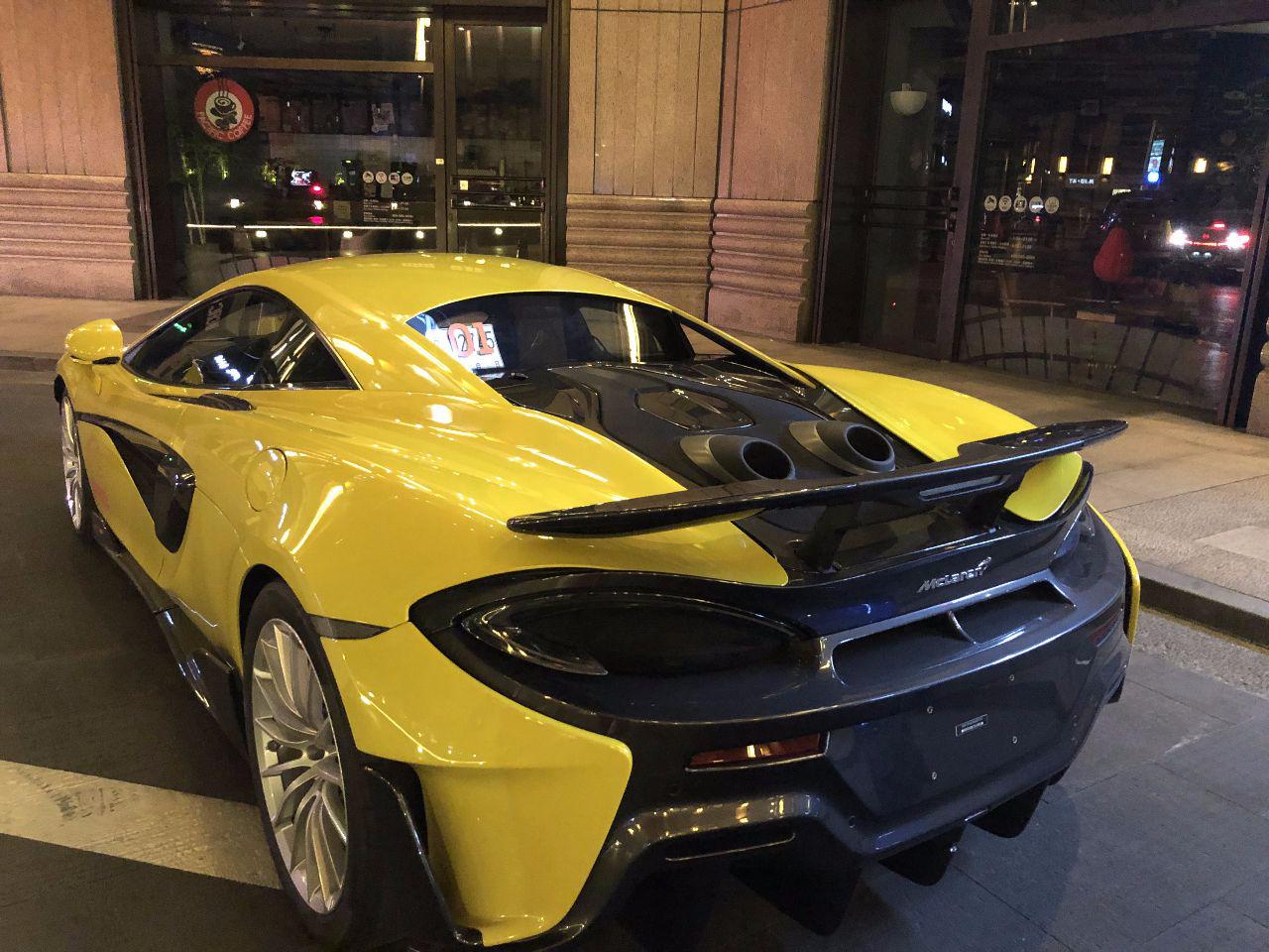 迈凯伦600LT,起步价不到300万,上街就是一块磁铁