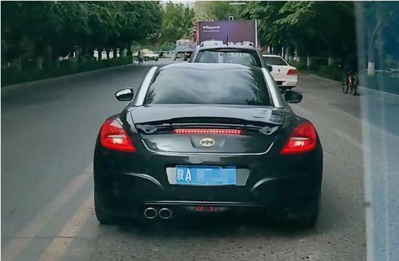 西安偶遇小跑车, 这是啥车? 网友: 我不敢问, 也不敢怼上去