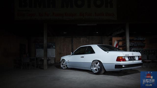 一辆保持“原汁原味”改装的“虎头奔”！奔驰300CE！