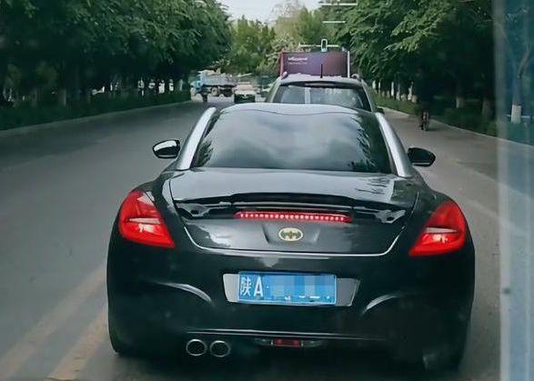 西安偶遇小跑车, 这是啥车? 网友: 我不敢问, 也不敢怼上去