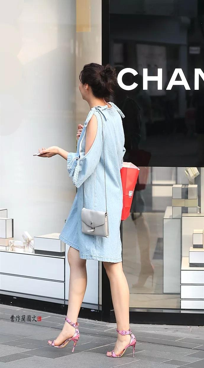 街拍:一字带凉鞋美女,穿出极简风