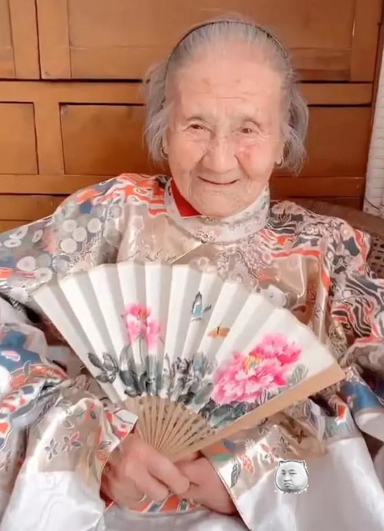 “明制汉服”有多美？当百岁老人穿上那刻，宛如“老佛爷”降世！