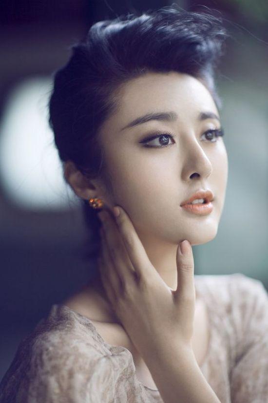 甘露生活近照：由替身逆袭成主角，经历辛酸之后终获得回报