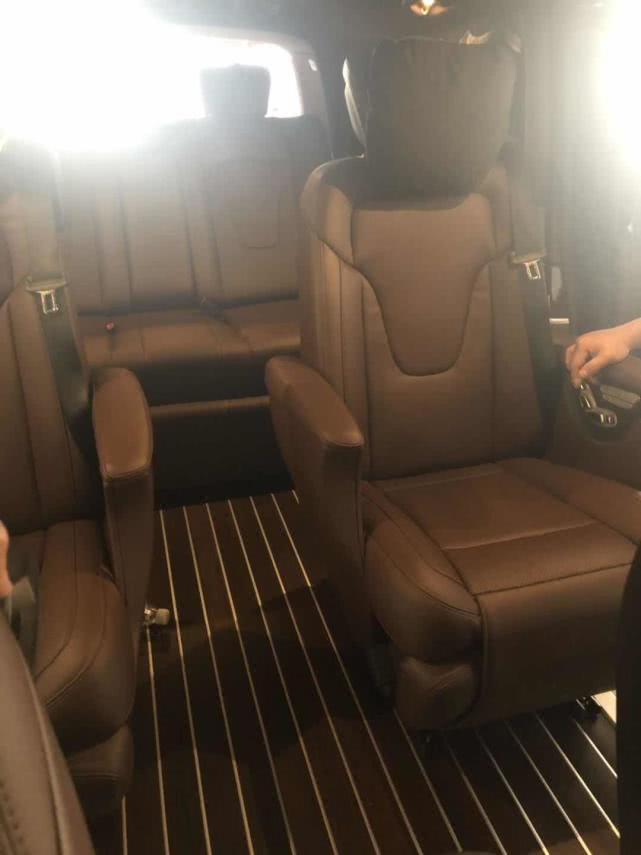 高端定制改装奔驰V260,打造豪华商务车内饰,中排过道宽敞
